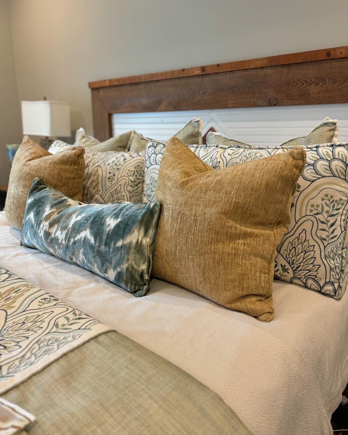 Bedding in a neutral pallet of khaki, blue and cream. 